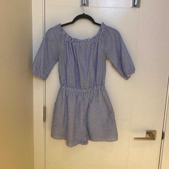 SEERSUCKER OFF SHOULDER ROMPER WITH POCKETS BY EVERLY SIZE S - Picture 2 of 4